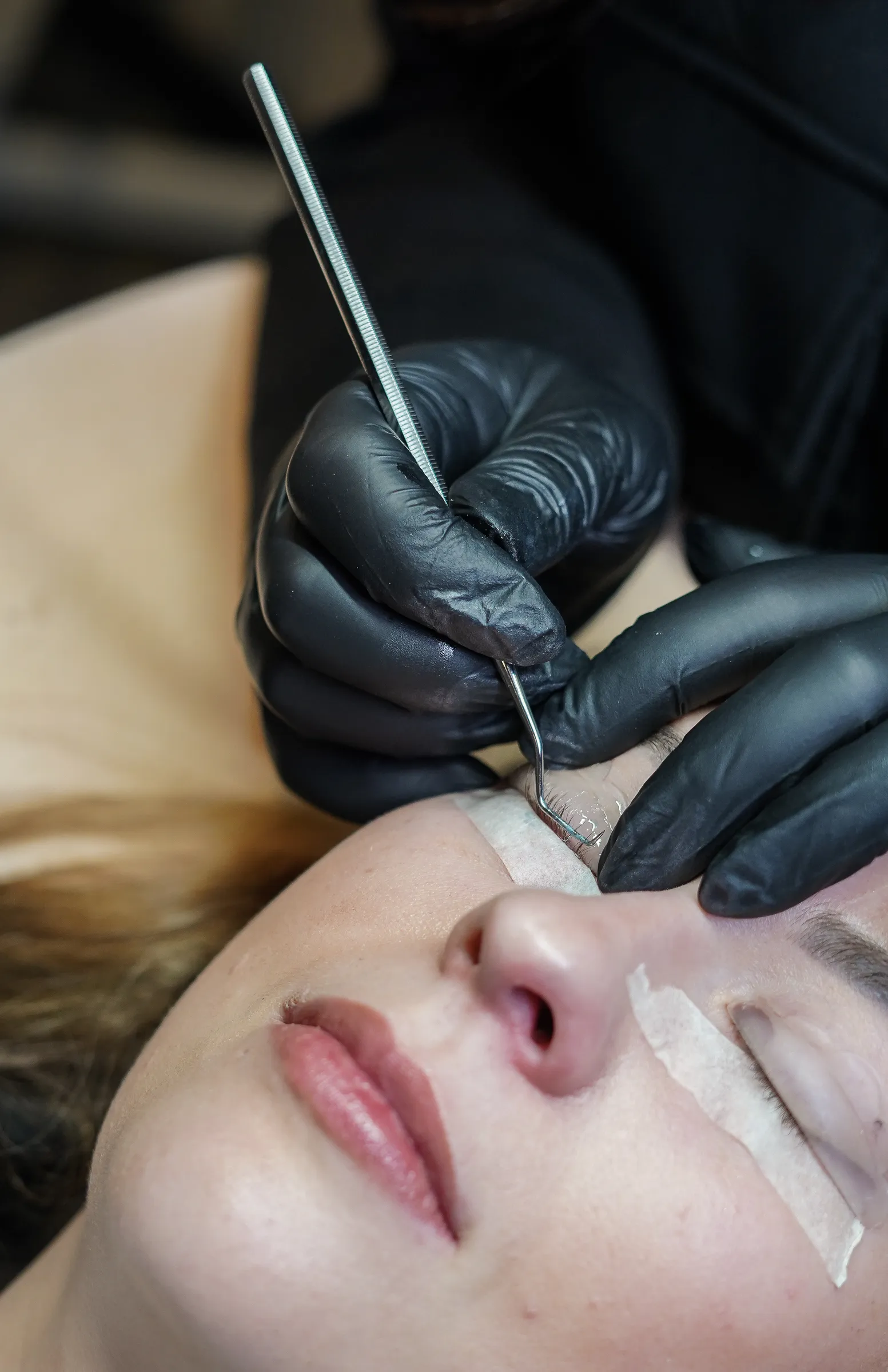 Wimpers worden gescheiden tijdens de lashlift