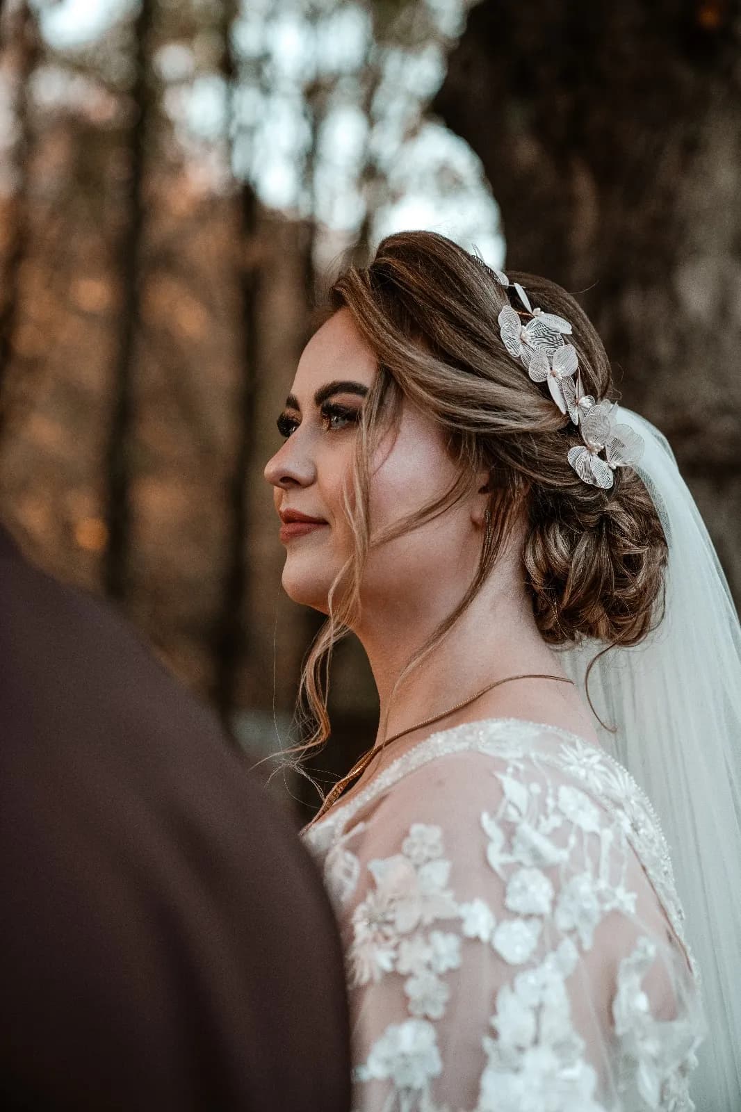 Bruid in profiel met opgestoken haar, haarsieraad en sluier