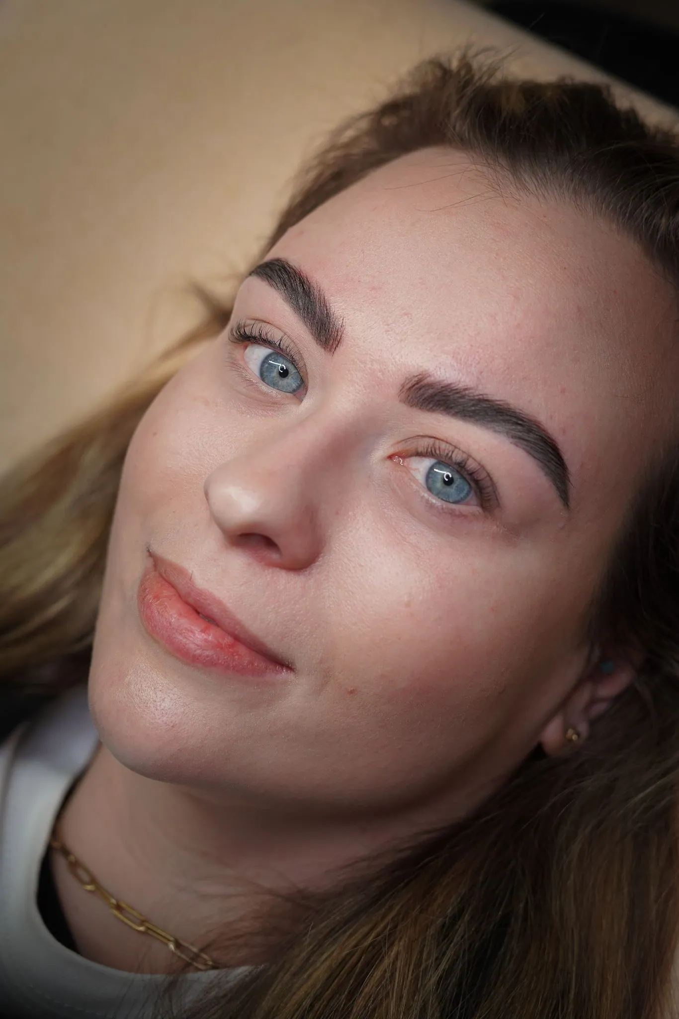 Close-up van volle, natuurlijk gevormde wenkbrauwen
